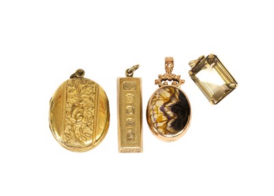 Lot 80 - A 9 Carat Gold Mother-of-Pearl and Fluorite...