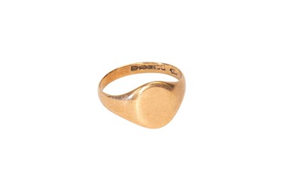 Lot 33 - A 9 Carat Gold Signet Ring, finger size V