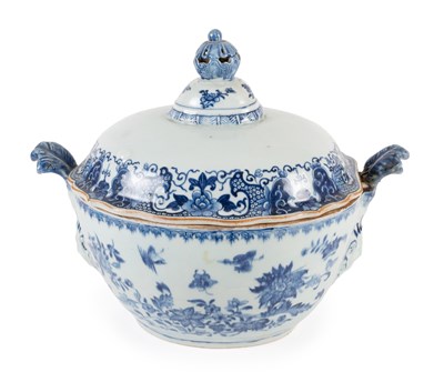 Lot 21 - A Chinese Porcelain Tureen and Cover, early...