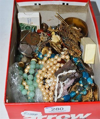 Lot 280 - A quantity of costume jewellery including beads, fobs, brooches etc