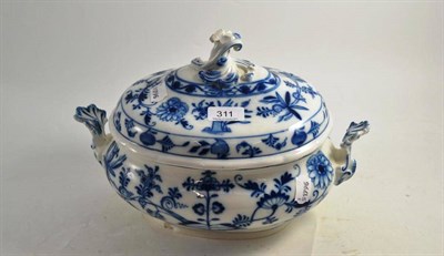 Lot 311 - A Meissen 'Onion' pattern tureen and cover (chipped finial, a.f.)