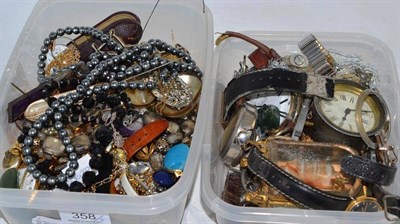 Lot 358 - A quantity of assorted costume jewellery