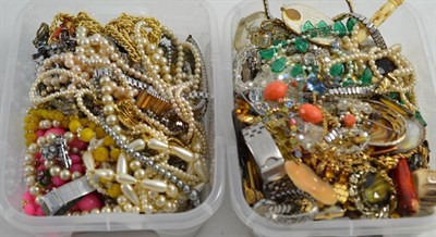 Lot 361 - A quantity of assorted costume jewellery