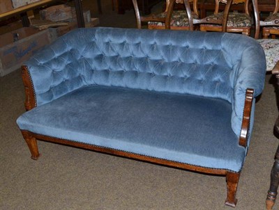 Lot 534 - An oak framed blue velvet upholstered button back sofa