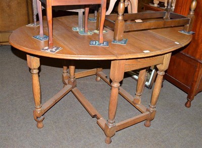 Lot 554 - An oak drop leaf table