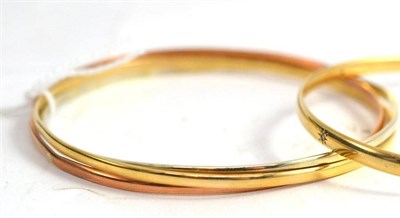 Lot 10 - A 9ct three colour gold interlocking bangle