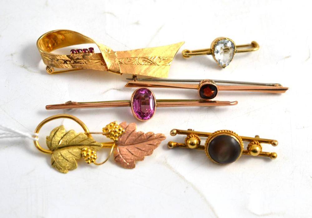 Lot 18 - A 9ct two colour gold leaf brooch, another brooch and four stone set bar brooches