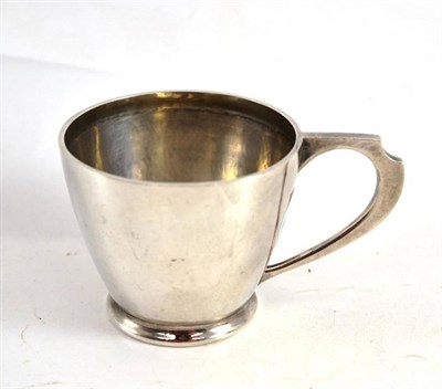 Lot 100 - A modern silver tea cup, Edinburgh, 1975, ARA