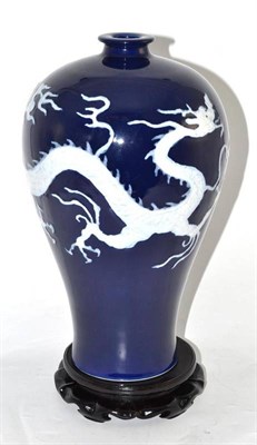 Lot 134 - Chinese vase given after Government delegation from China visited U.K. in 2004