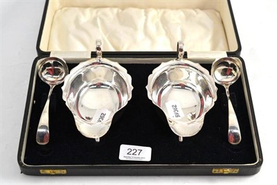 Lot 227 - A pair of sauceboats and ladles, cased