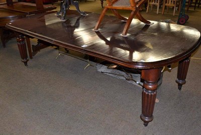 Lot 480 - Victorian wind-out mahogany dining table with two extra leaves