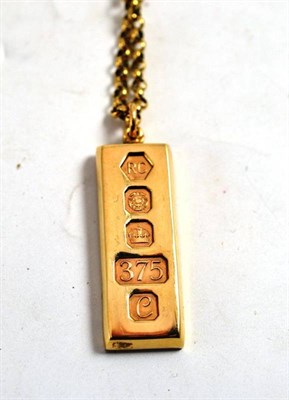 Lot 35 - A 9ct gold ingot with attached yellow metal chain