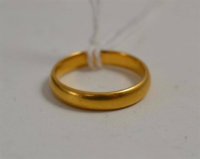 Lot 42 - A 22ct gold ring