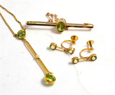 Lot 46 - A peridot set necklace, bar brooch and pair of earrings, all circa 1900