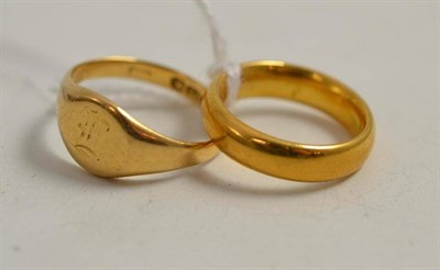 Lot 51 - A 22ct gold ring and an 18ct gold ring (2)