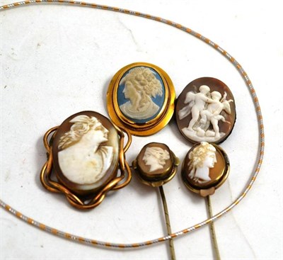 Lot 179 - A 9ct gold two colour necklace and assorted cameo jewellery