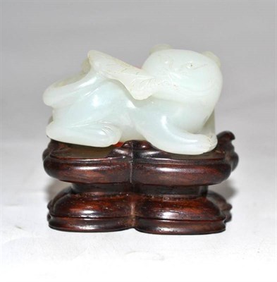 Lot 153 - A Chinese Jade Figure of a Cat, Qing Dynasty, recumbent, a fish in its mouth, 4.5cm long