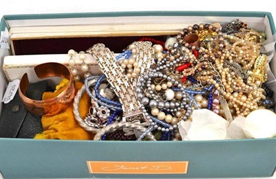 Lot 462 - A quantity of costume jewellery including brooches, beads, earrings etc