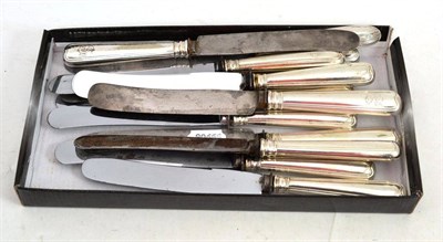 Lot 469 - Fourteen table knives with steel blades and '800' standard handles