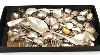 Lot 475 - A large quantity of predominantly 19th and 20th century silver flatware, mostly teaspoons