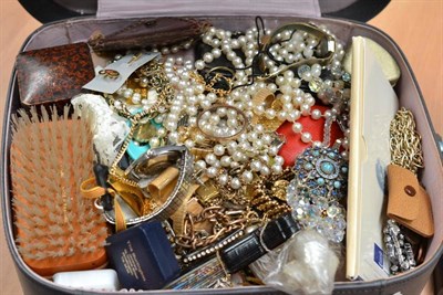 Lot 486 - A vanity box containing assorted costume jewellery including paste brooches, simulated pearls, etc