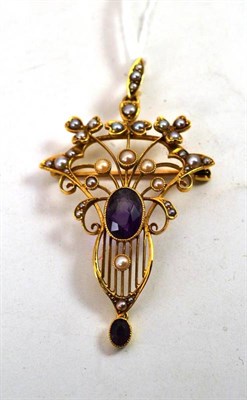 Lot 494 - An amethyst and seed pearl brooch/pendant, stamped '15CT'