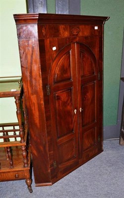 Lot 526 - A good George III mahogany straight fronted wall hanging corner cupboard with marquetry inlay...