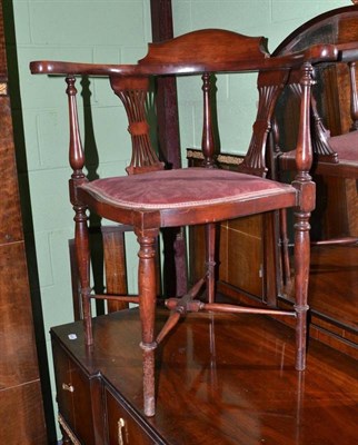 Lot 532 - An Edwardian mahogany corner chair