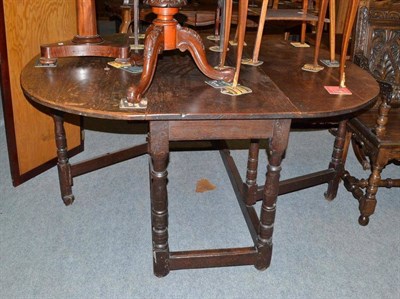 Lot 627 - An oak gateleg table