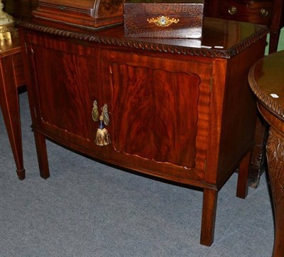 Lot 665 - Mahogany sideboard