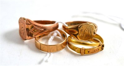 Lot 97 - A 22ct gold band ring, two 9ct gold signet rings, a 9ct gold band ring and a buckle ring (5)