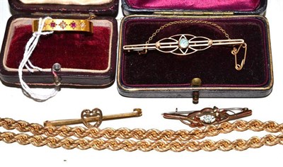 Lot 197 - A 9ct gold rope twist chain, a 15ct gold ruby and diamond set scarf pin and three stone set bar...