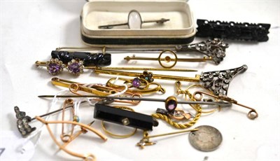 Lot 200 - Assorted bar brooches and pins