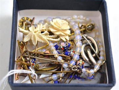 Lot 251 - Quantity of jewellery including 9ct gold stick pins and brooches, carved flower brooch,...