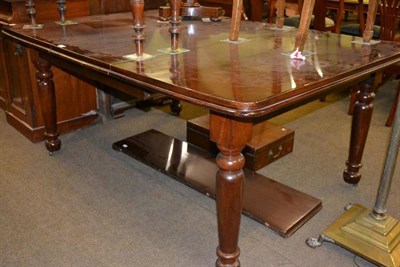 Lot 377 - A Victorian mahogany extending dining table with additional leaf