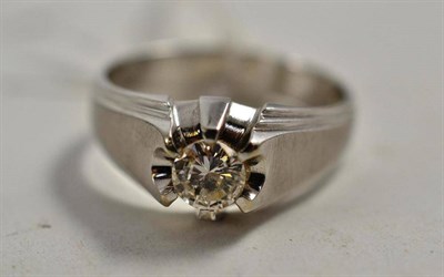 Lot 62 - A gentleman's diamond solitaire ring
