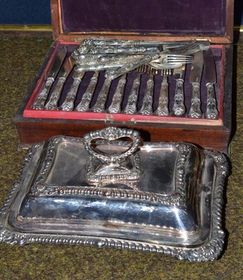 Lot 142 - Eighteen silver George Unite tea knives and forks in a mahogany box