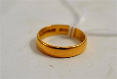 Lot 201 - A 22ct gold wedding band