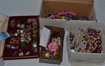 Lot 314 - Quantity of assorted costume jewellery