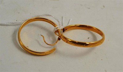 Lot 323 - A pair of 18ct gold hoop earrings