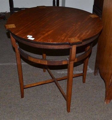 Lot 516 - An Art Nouveau mahogany occasional table with inlaid decoration