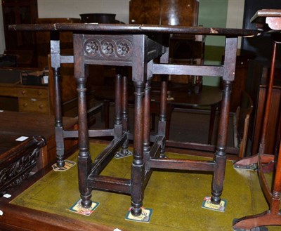 Lot 546 - An oak drop leaf table