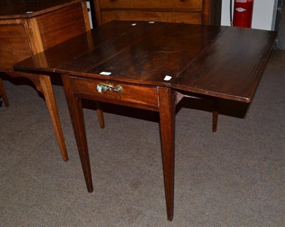 Lot 569 - Pembroke table