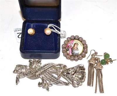 Lot 112 - A pair of 9ct gold cultured pearl earrings, a pair of jade type earrings, a pair of drop...