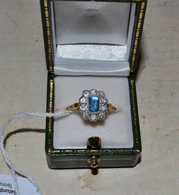 Lot 116 - An aquamarine and diamond cluster ring