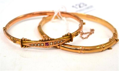 Lot 123 - A 9ct gold seed pearl set bangle and a 9ct gold bamboo link bangle