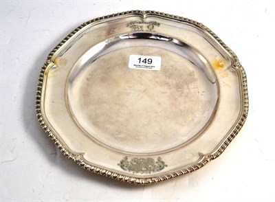 Lot 149 - A Georgian silver dinner plate with family crest 'AVAUNCEZ ET ARCHEZREN'