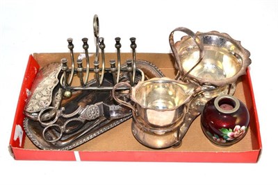 Lot 171 - An Art Nouveau silver spectacle case, silver plate and small red cloisonne vase