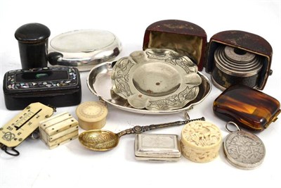 Lot 429 - Silver vinaigrette, snuff box, silver dish, locket, silver bowl and small decorative items and...