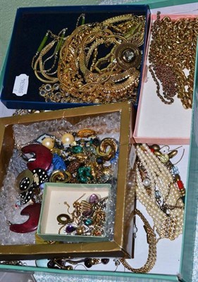 Lot 445 - Quantity of costume jewellery